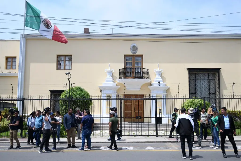 México ha tenido un historial de ofrecer acogida a refugiados políticos en el pasado, considerando el juicio en sus países de origen "ilegales e injustos". 