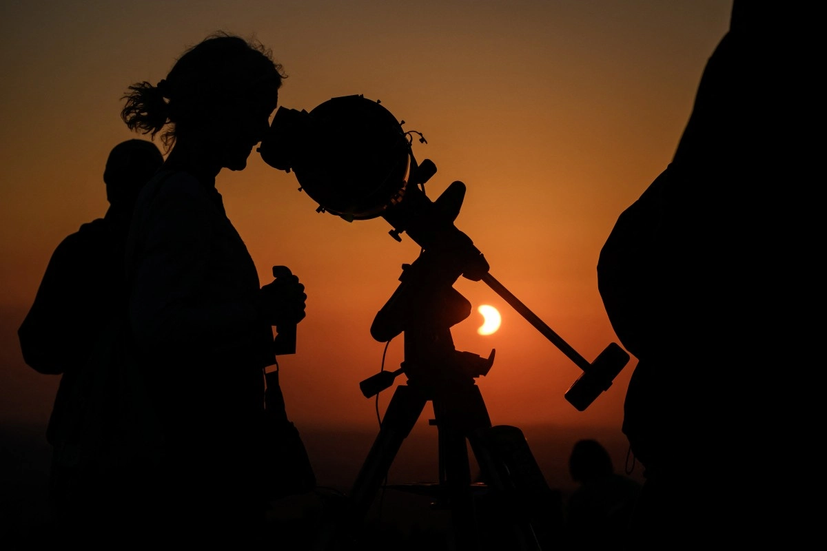 Personas observaron un eclipse solar parcial con un telescopio en el pico Chasseral