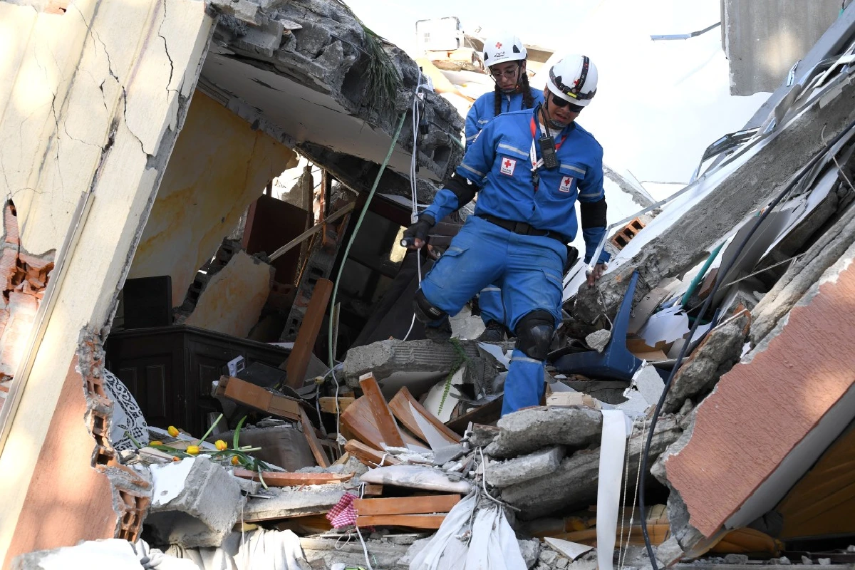 Equipos de emergencia y voluntarios laboran contrarreloj entre los escombros de los 61 edificios colapsados a nivel nacional con el objetivo de rescatar a personas atrapadas.