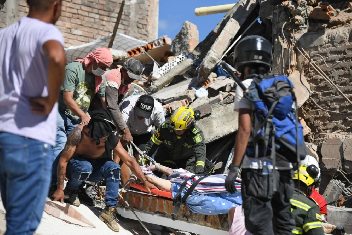 En Manizales, el sismo provocó el desprendimiento de una torre de su emblemática catedral, mientras que en Pereira se reportan múltiples personas lesionadas y daños estructurales.