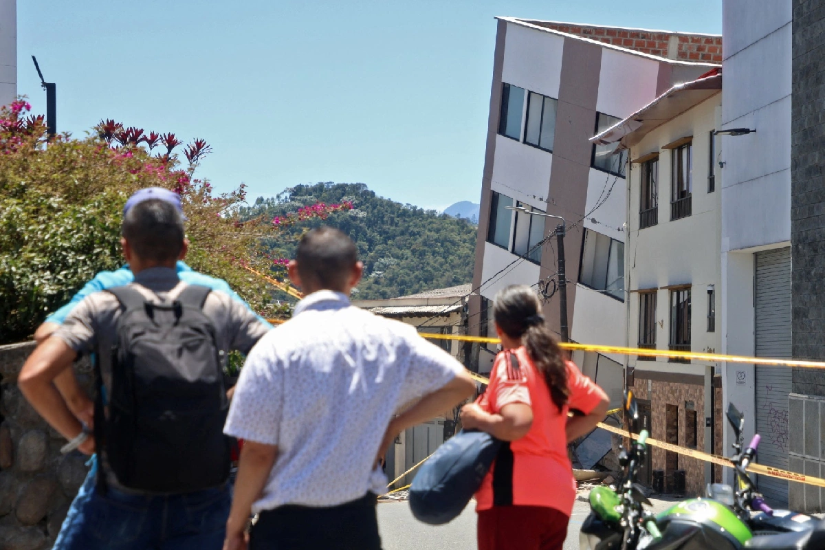 El terremoto más fuerte de la última década dejó inoperantes seis aeropuertos comerciales y causó daños en 18 centros de salud y 52 instituciones educativas.