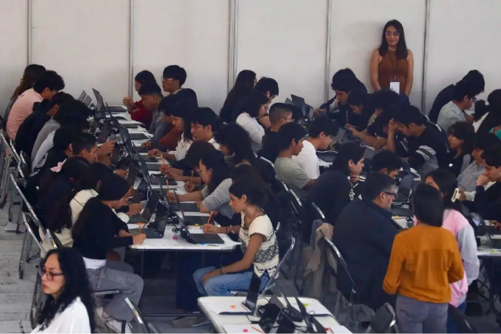 Aspirantes a la UNAM realizan la prueba de control presencial.
