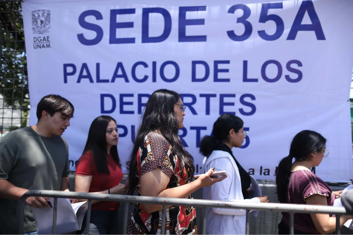 Jóvenes antes de ingresar al examen presencial de la UNAM.