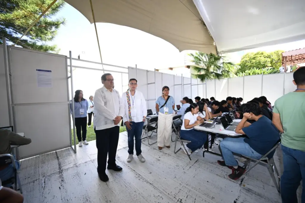 El rector de la UNAM supervisa la prueba de control presencial en Oaxaca.