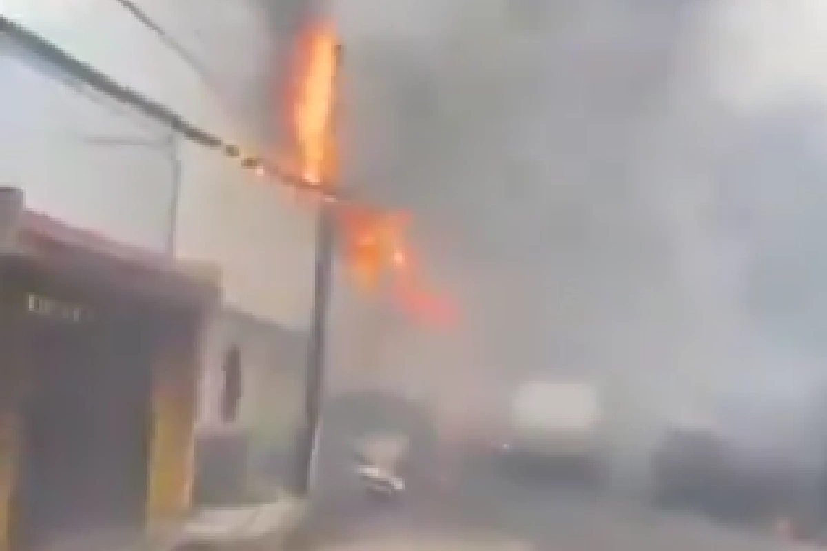 fuego en una vivienda tras la explosión de una pipa de gas