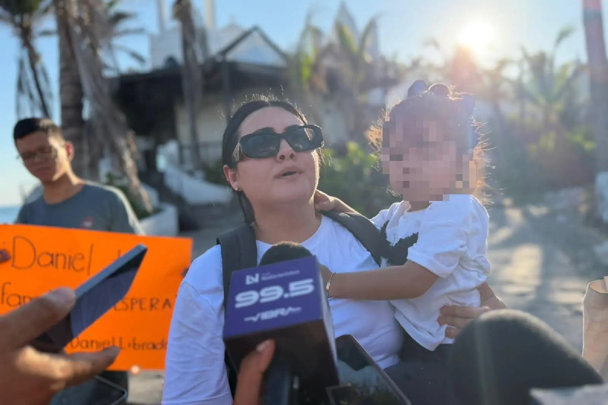 Durante la movilización pacífica en la Avenida del Mar, los manifestantes portaron fotografías y cartulinas con el rostro del comerciante de 34 años de edad.