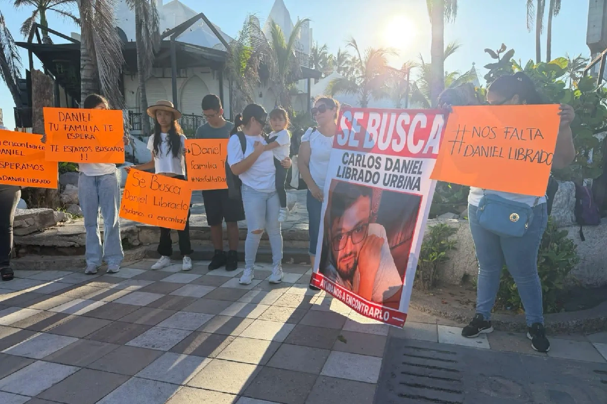 La familia interpuso una denuncia formal ante las autoridades estatales tras perder comunicación con el proveedor de artesanías mientras laboraba en la Zona Dorada.