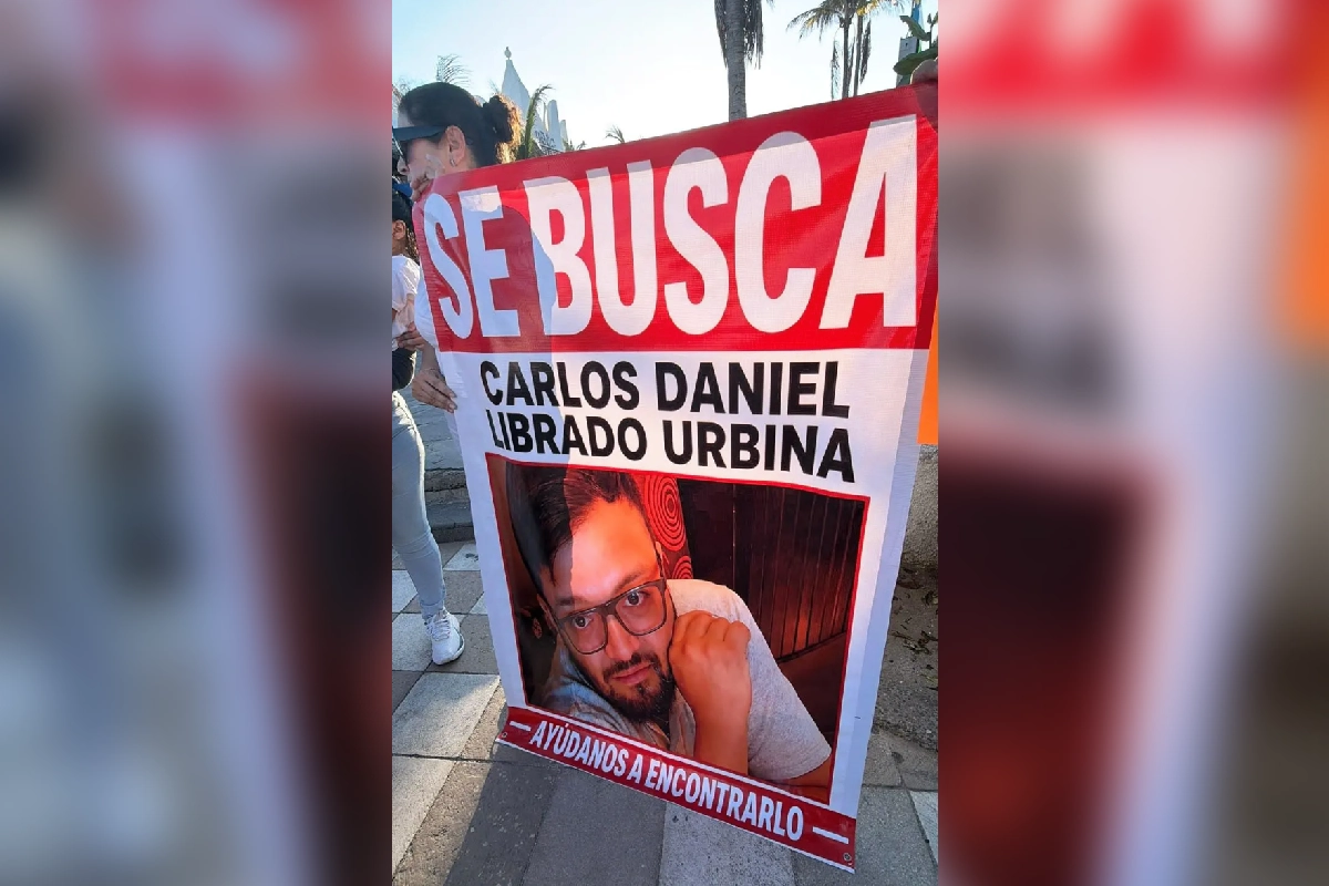 Las personas caminaron sobre un carril de la vialidad hasta llegar al monumento a los Lobos Marinos para visibilizar la desaparición en una zona de alta afluencia turística.