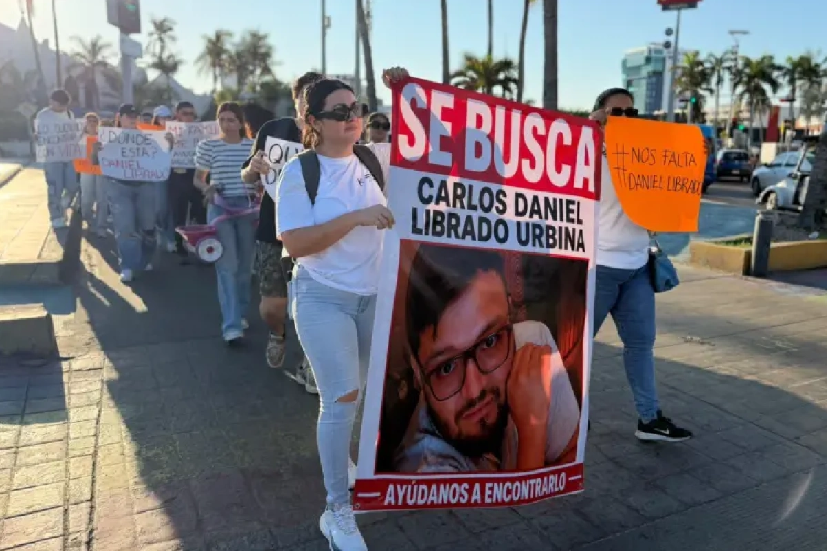 Como señas particulares para facilitar su pronta localización, Carlos Daniel tiene un tatuaje de un puma en el pecho y vestía ropa oscura el día que se perdió el contacto.