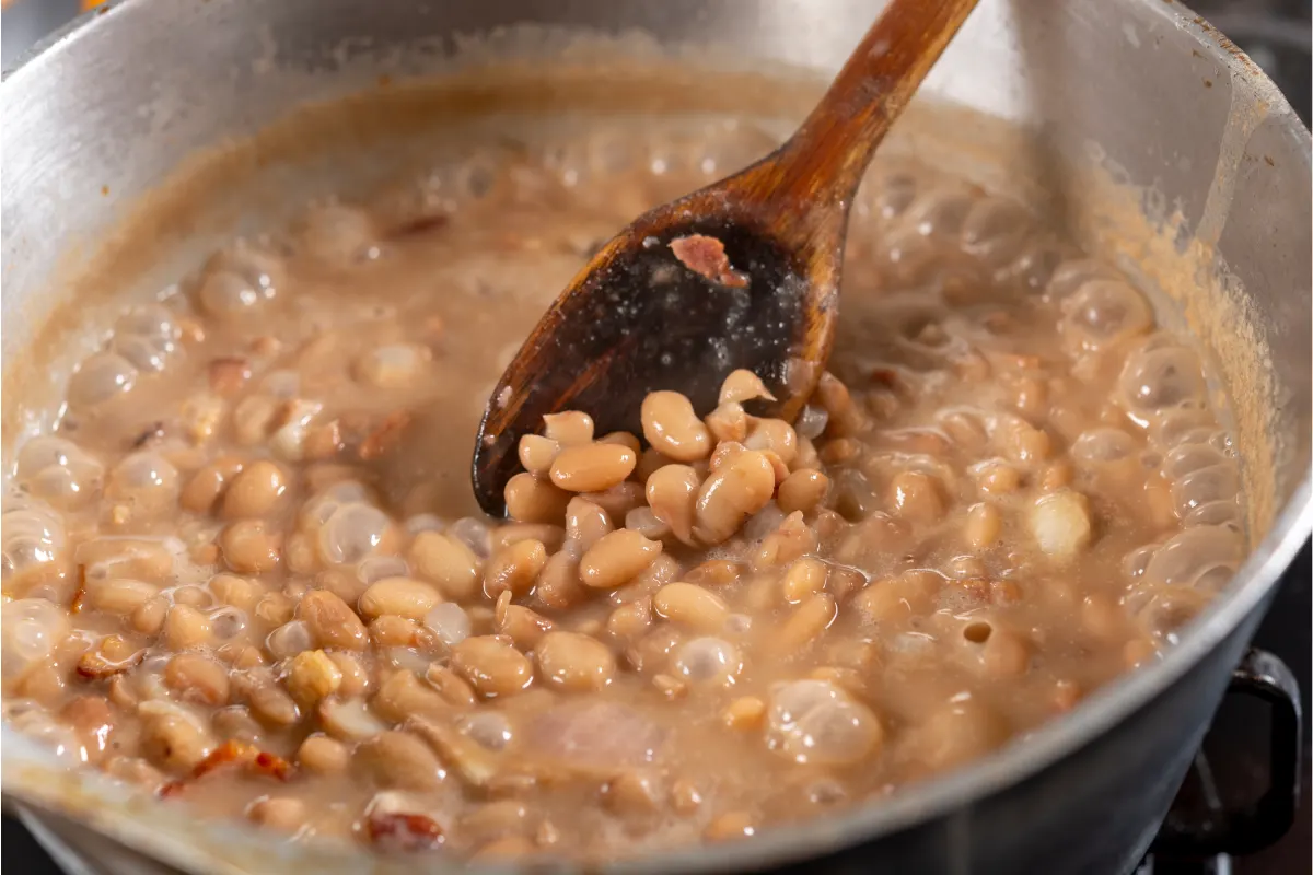 Olla con frijoles hirviendo