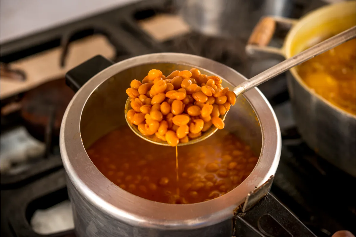Cuchara con frijoles cocidos en olla express 