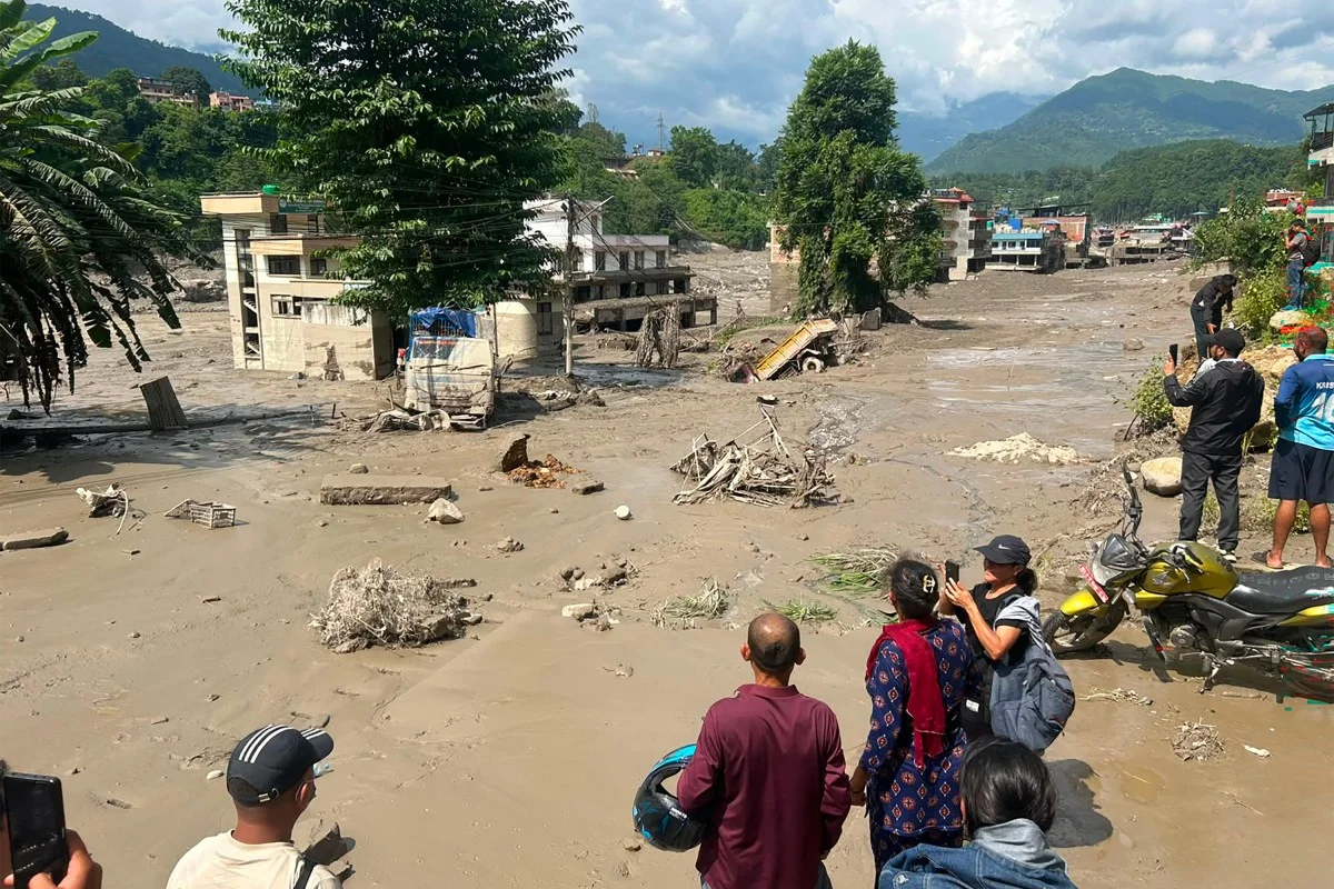 Al menos 19 personas murieron tras el desbordamiento de un río en la frontera entre Nepal y China.