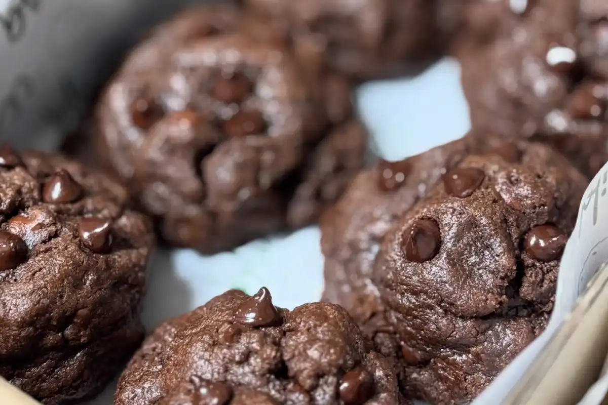 Acercamiento de galletas de chocolate con chispas