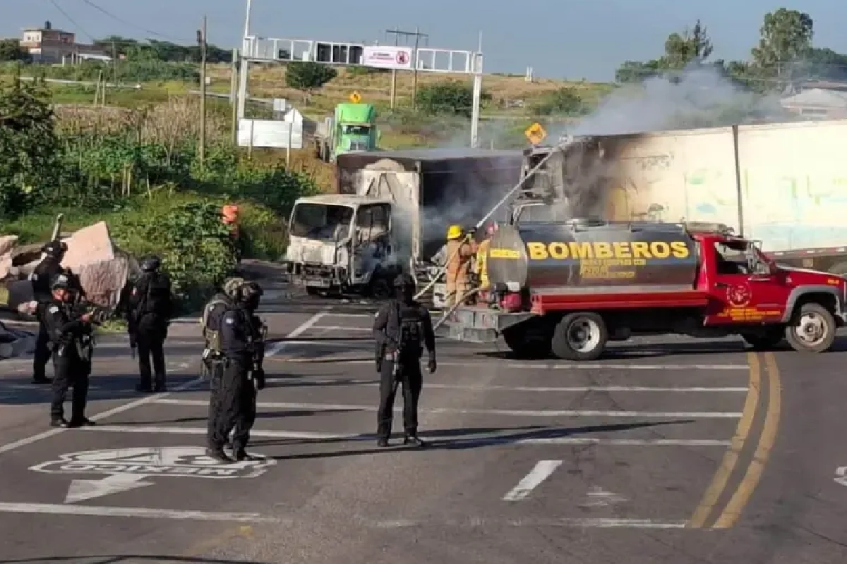 Presuntos integrantes de grupos delictivos incendiaron unidades, entre ellas un autobús de jornaleros, para bloquear tramos carreteros en Zamora, Tangancícuaro y Purépero.