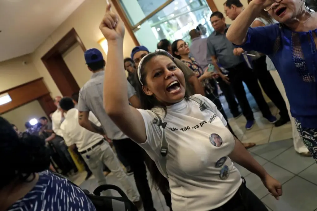 Guisella Ortega protestando dentro de un centro comercial en Managua. Su voz potente, que usó para decir los nombres de los presos políticos y otras víctimas del régimen, le hizo ganar el apodo de “La Gritona”.