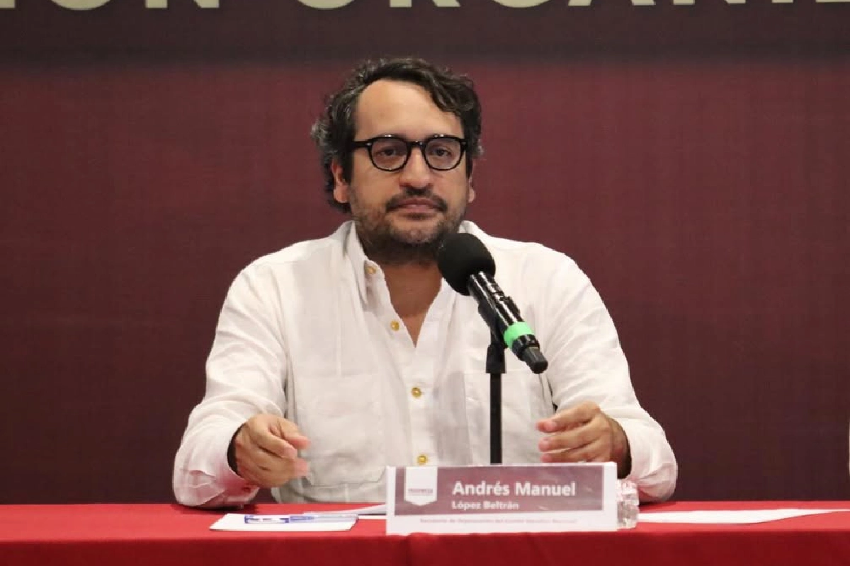 López Beltrán acusó a la administración de Donald Trump de actuar como "jefes de pandillas" con fines propagandísticos y sin pruebas de actividades ilícitas.