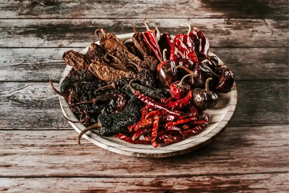 Plato con variedades de chiles secos