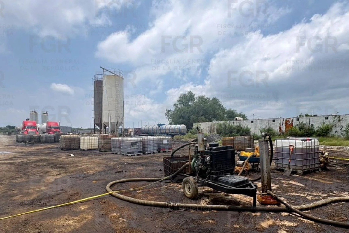Durante recientes cateos en Tamaulipas, autoridades federales aseguraron predios equipados con plantas de procesamiento y cientos de miles de litros de hidrocarburo.