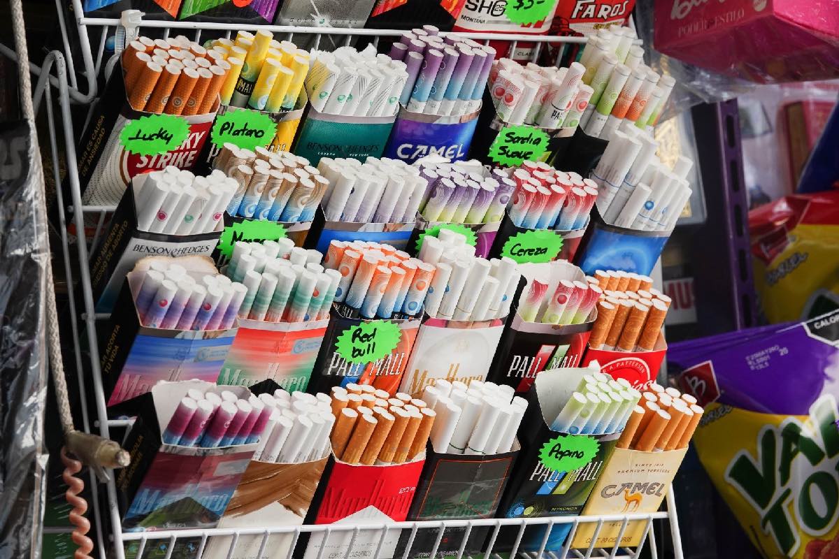 Fumar caro o comprar pirata: el alza de impuestos empuja a consumidores al mercado ilegal