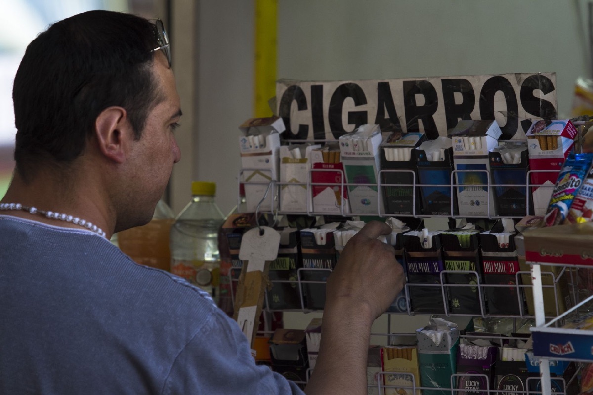 Fumar caro o comprar pirata: el alza de impuestos empuja a consumidores al mercado ilegal