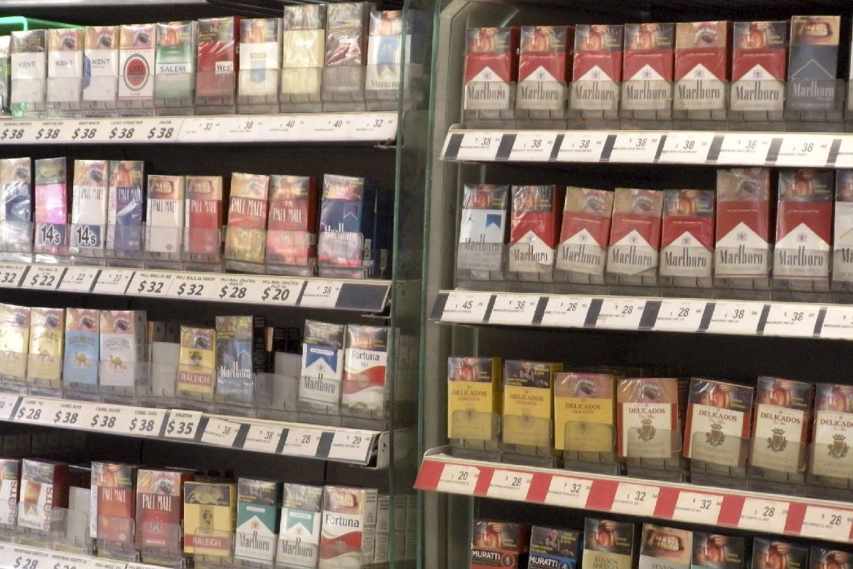 Fumar caro o comprar pirata: el alza de impuestos empuja a consumidores al mercado ilegal