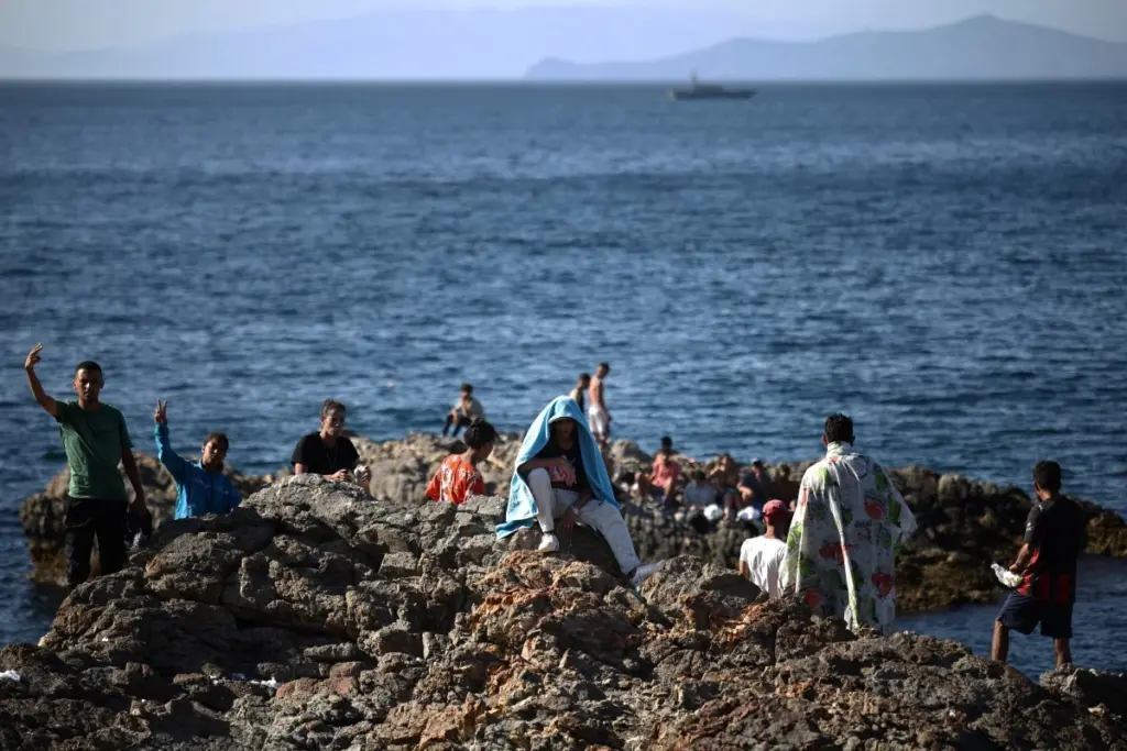 Muchas de las personas que llegan de Marruecos son niños que se encuentran sin sus familias, obligando a organizaciones españolas a actuar para ayudarlos y atender sus necesidades básicas hasta encontrar a sus familias. 