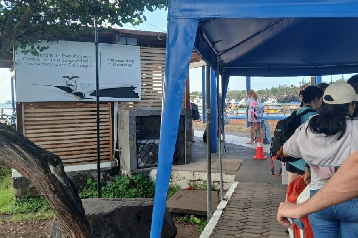 Puesto de control previo al abordaje en puerto, en la isla Santa Cruz. Foto: Diego Cazar Baquero. (Foto: Mongabay Latam | Diego Cazar Baquero)