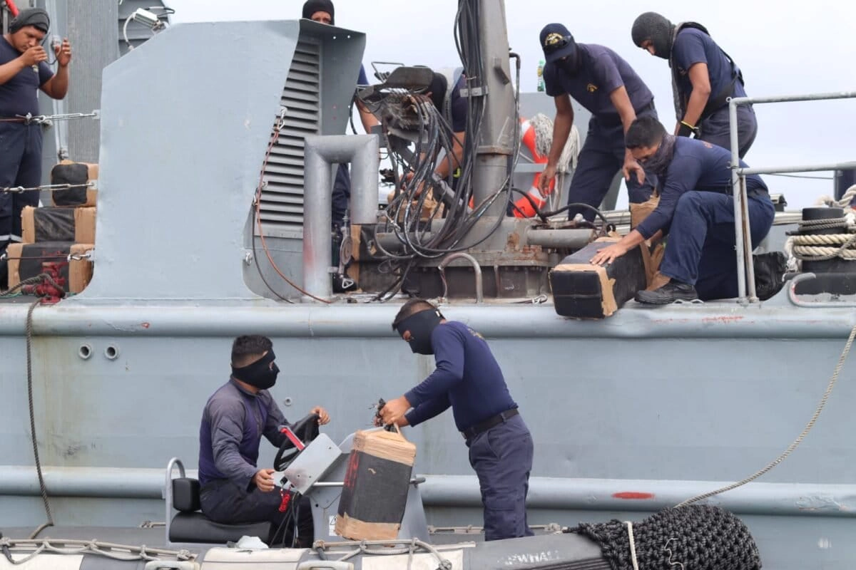 En noviembre de 2023, se produjo la captura de un semisumergible por parte de la Armada de Ecuador, a 150 millas al sur de las islas Galápagos, en el que se hallaron aproximadamente 5 toneladas de droga. (Foto: Mongabay Latam | Armada de Ecuador)