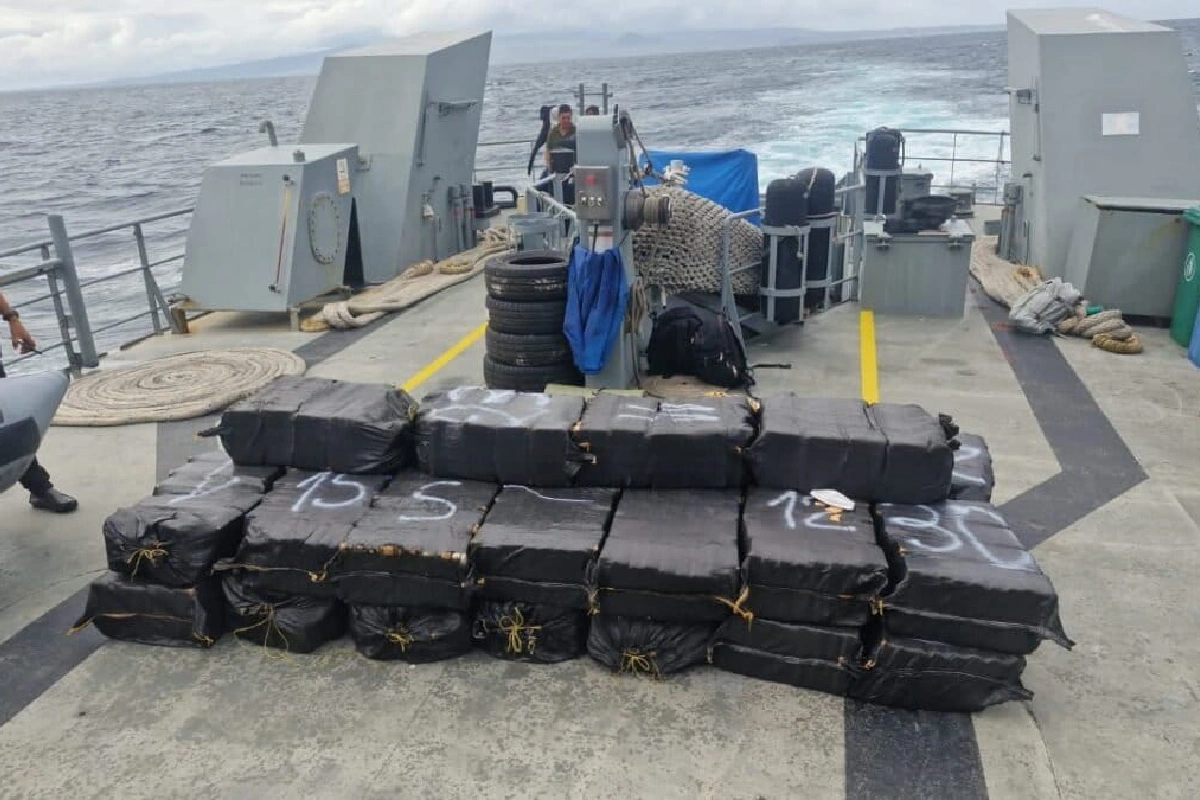 El 25 de junio de 2026, 19 personas fueron transportadas a bordo de la lancha guardacostas Isla Isabela, de la Armada del Ecuador, desde los calabozos de la isla San Cristóbal hacia la isla de Baltra, para luego ser trasladados por la Fuerza Aérea Ecuatoriana (FAE) hacia un centro de reclusión en el continente, donde permanecen mientras son procesados por la justicia bajo sospecha de narcotráfico y tráfico de combustible. Armada del Ecuador (Foto: Mongabay Latam | Armada del Ecuador)