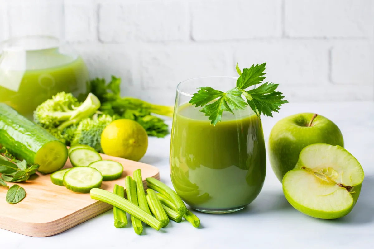 mesa con jugo verde