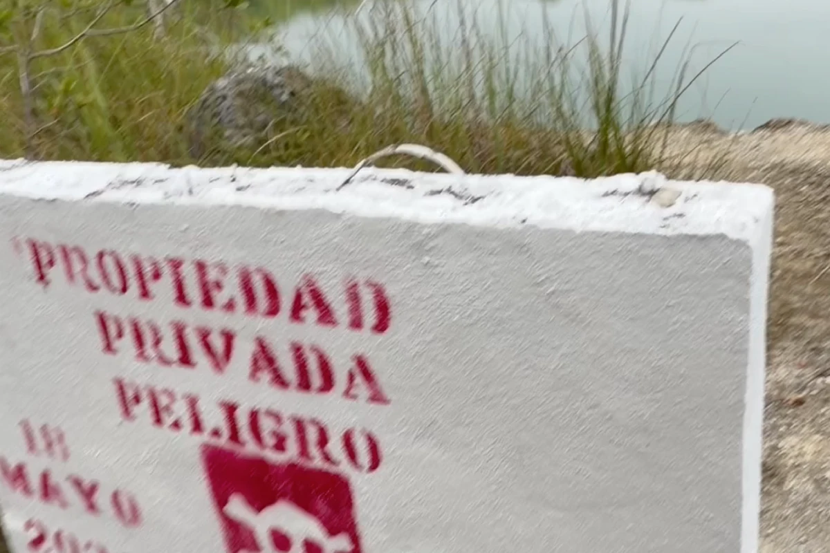 A pesar de los muchos letreros de lo peligroso que es la laguna, muchos jóvenes llegan para nadar. Foto: Joana Maldonado.