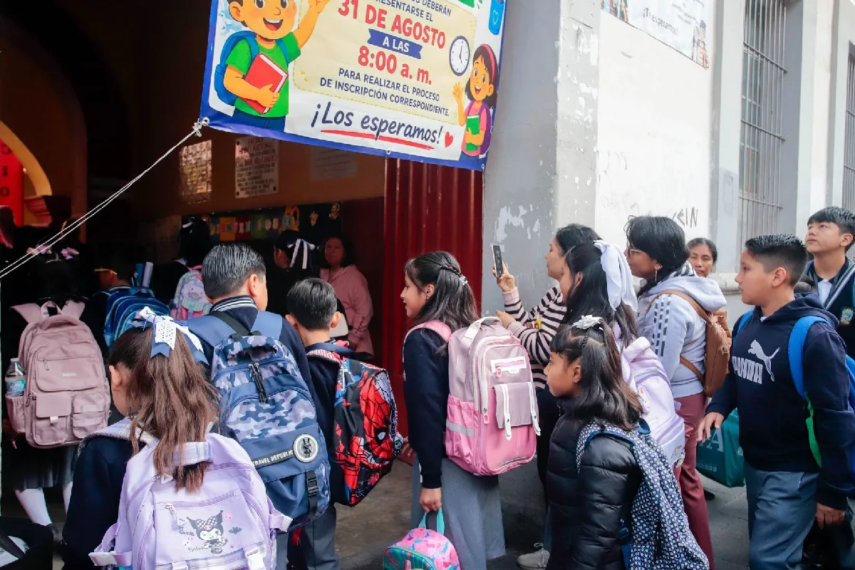 Niñas y niños entrando a su escuela