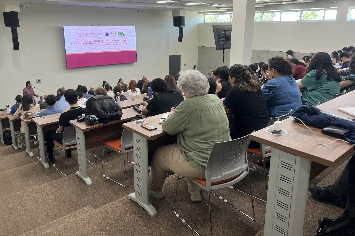 En la Facultad de Derecho se llevó a cabo un foro sobre el maltrato animal en Baja California. Foto: Montserrat Flores.