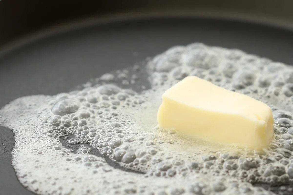 Mantequilla derretida en una sartén
