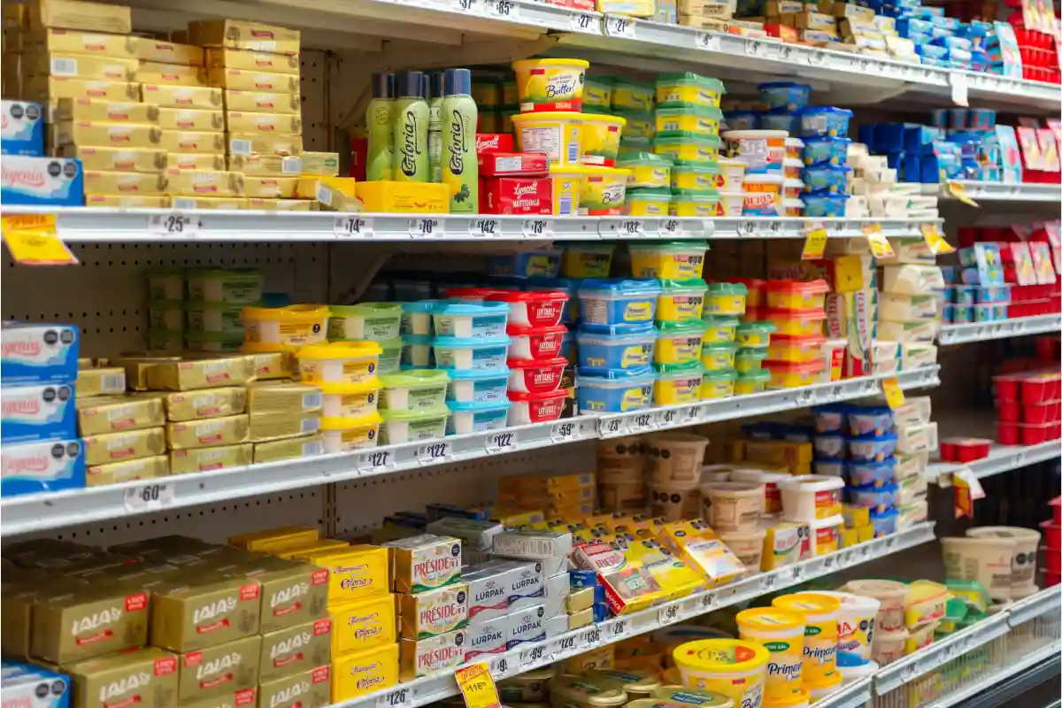 Refrigerador en supermercados con diferentes tipos de mantequillas