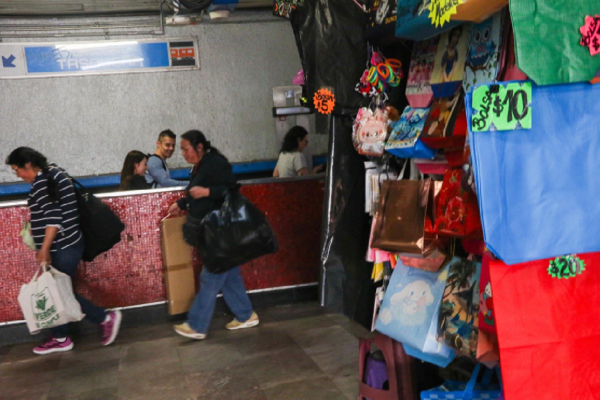 Uso de uniformes y gafetes: el Metro endurece reglas para comerciantes e impone multas de hasta 23 mil pesos