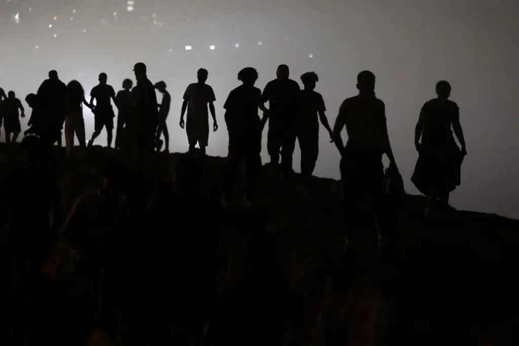 Muchos de estos migrantes tienen que recorrer un largo y difícil camino para encontrar nuevas oportunidades, aunque algunos son consumidos por los obstáculos del camino o terminan desapareciendo.