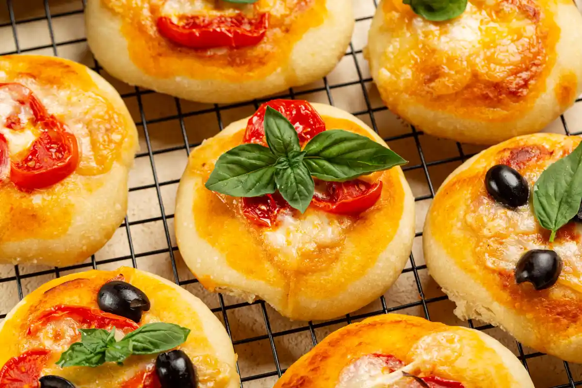 Bandeja con mini pizzas para lunch