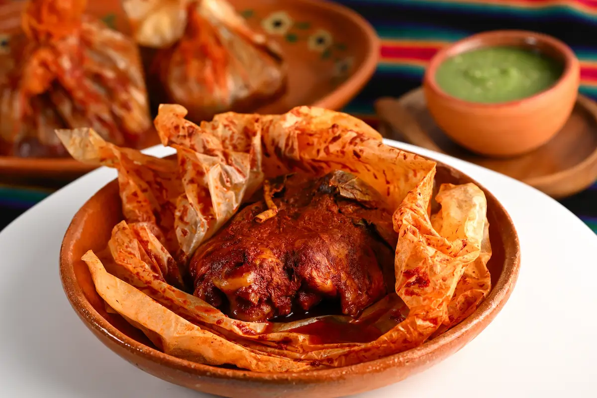 Originaria del Valle del Mezquital, el mixiote es un platillo tradicional de México