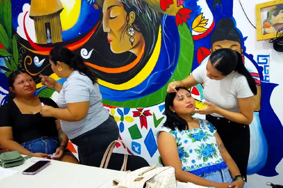 El apoyo que reciben, junto con capacitaciones, puede servir para un emprendimiento. Foto: Seujeres. 