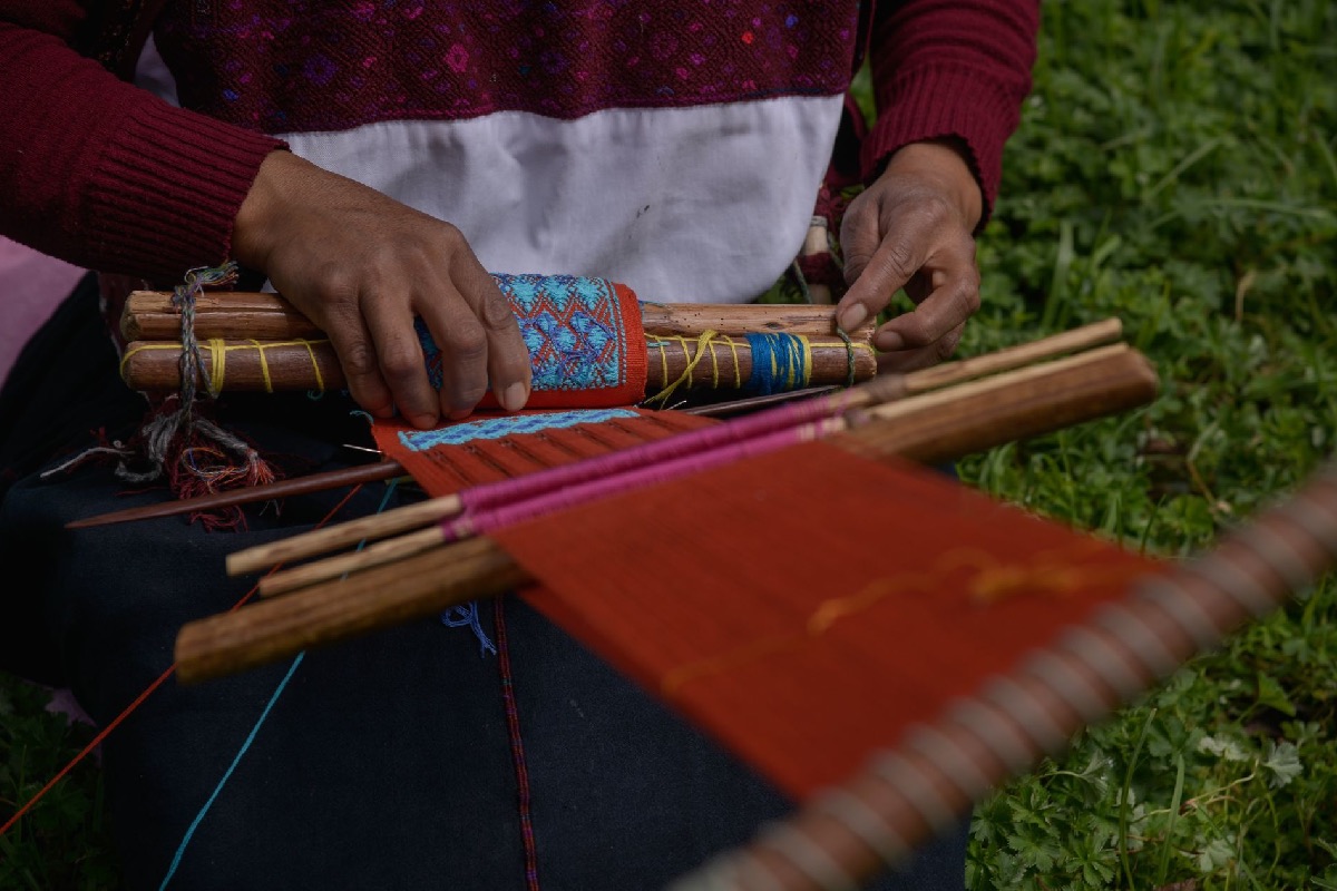 Artesanas textiles ganan la mitad que los hombres y solo 2.4% tiene seguridad social
