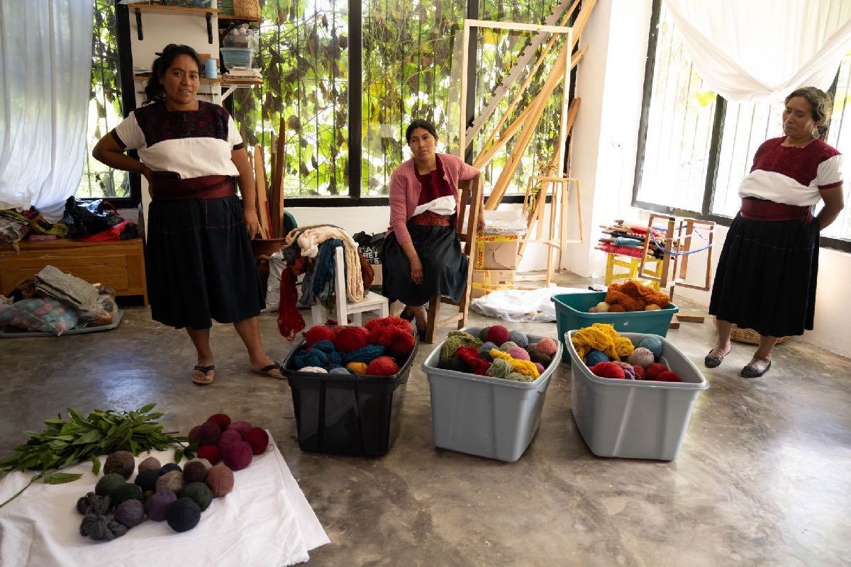 Artesanas textiles ganan la mitad que los hombres y solo 2.4% tiene seguridad social