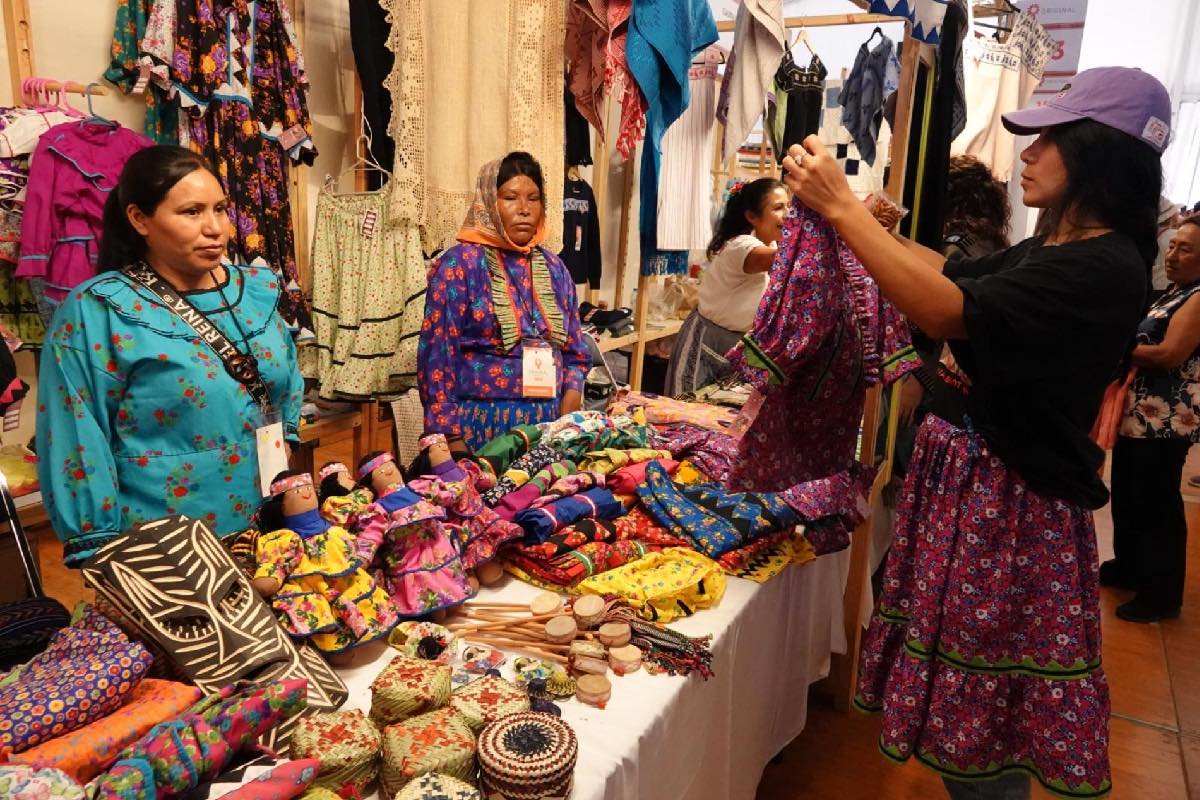 Artesanas textiles ganan la mitad que los hombres y solo 2.4% tiene seguridad social