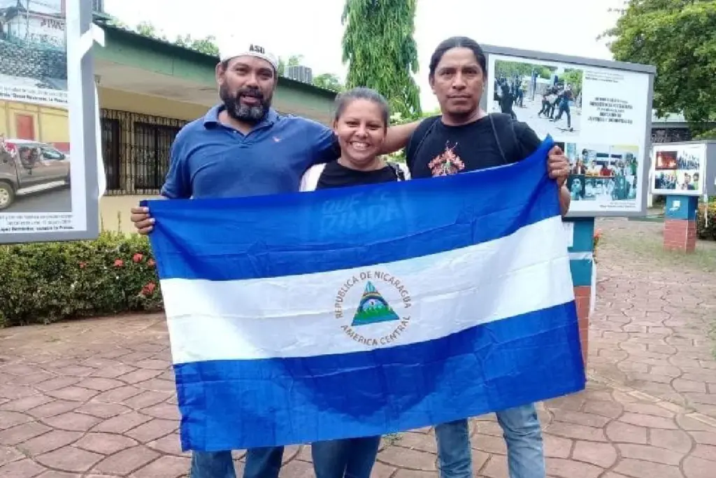 Guisella Ortega protestando en la Universidad Centroamericana (UCA), en Managua. Después del estallido social de 2018, el régimen prohibió el uso de la bandera nicaragüense.A los jesuitas les cancelaron la personería jurídica y les confiscaron la UCA en 2023.