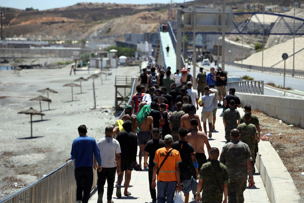 Cientos de menores no acompañados permanecen a la intemperie en las playas y zonas boscosas de la ciudad autónoma ante la saturación extrema de los centros de acogida.