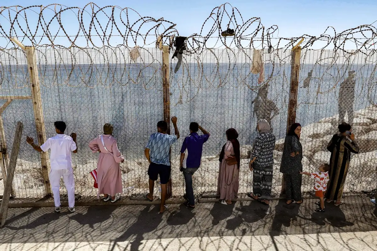 El gobierno local de Ceuta calificó la situación migratoria como insostenible, al intentar brindar asistencia a más de mil menores en instalaciones diseñadas originalmente para 90 plazas.