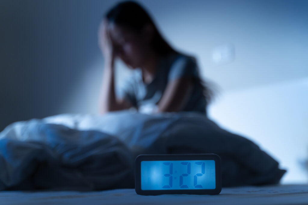 La falta de horas de descanso puede tener implicaciones hasta en el consumo de alimentos, ya que el apetito puede aumentar por desvelarse. (Fuente: Adobe Stock)