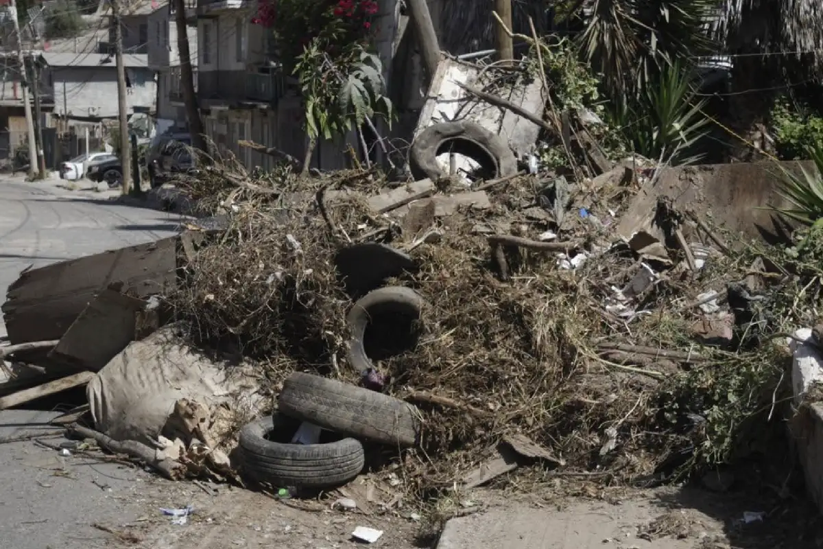 Después del incidente calles y predios tuvieron que ser limpiados con rapidez. Foto: Ayuntamiento de Tijuana.