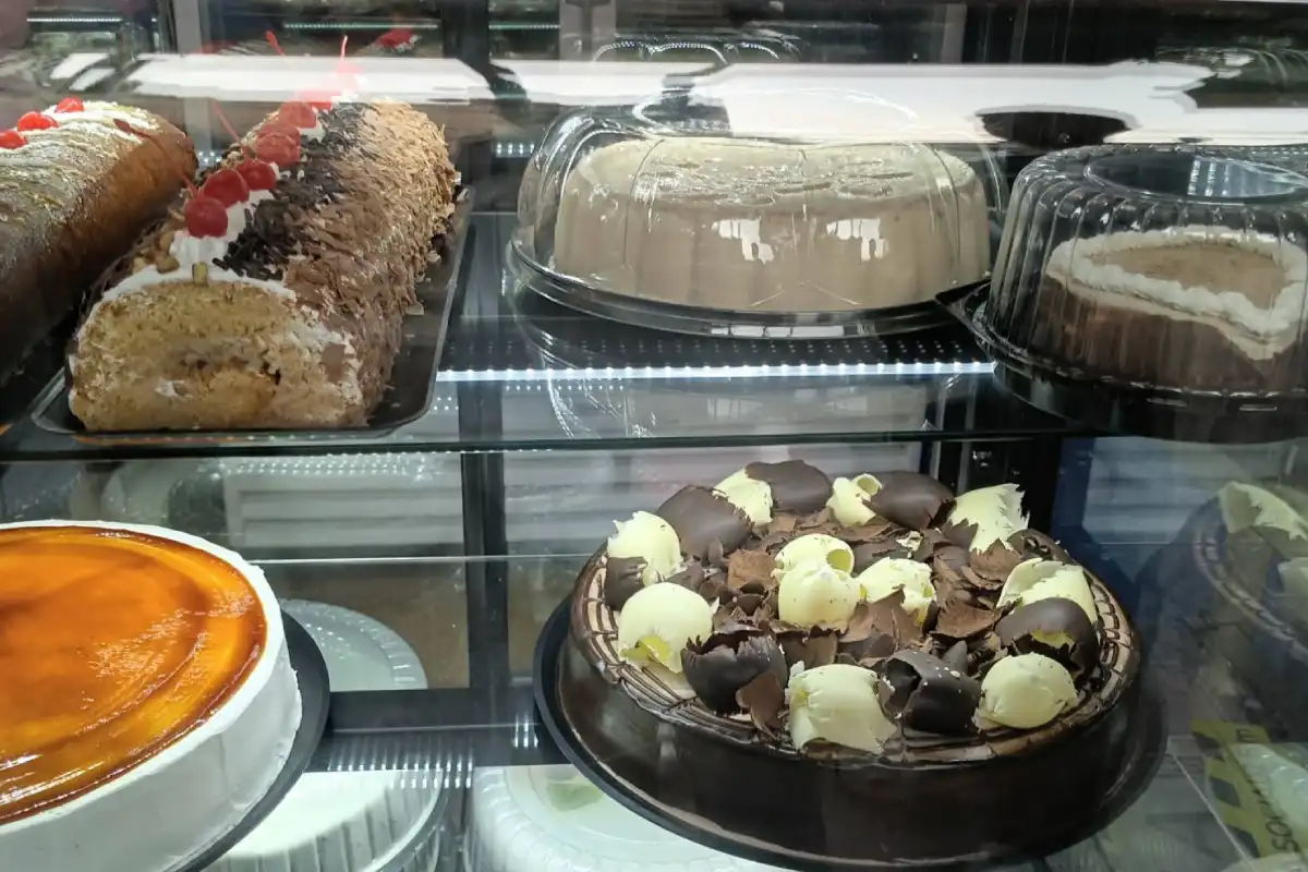 Mostrador con pasteles clásicos