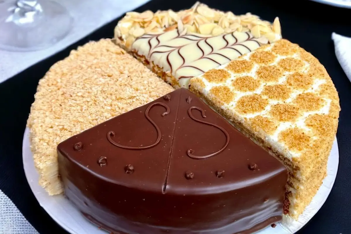 Pastel con cuatro rebanadas de diferentes sabores